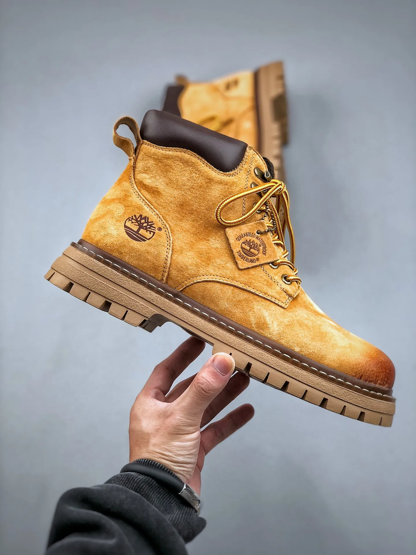 Local self-pickup💰560 supports store release. New goods🚀#Timberland Timberland/Timberland outdoor mid-cut casual rhubarb boots series. Guangdong factory quality. Original box and original packaging. The fabric is made of Italian 🇮🇹 top-grade frosted fine-grained cowhide. It is paired with anti-odor and anti-corrosion genuine leather latex insoles to give you a perfect wearing experience. High-quality and durable. A must-have for sportsmen. Specially designed to treat those who are not handsome. High-quality and first-class foot feel. Size: 38 39 40 41 42 43 44 (leather shoe size)
